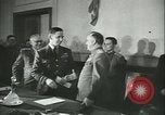 Standbild Deutschland Signieren von Dokumenten der bedingungslosen Kapitulation Deutschland, 1945, aus Sekunde 45 historischem Filmmaterial Videoclip 65675059357