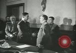 Standbild Deutschland Signieren von Dokumenten der bedingungslosen Kapitulation Deutschland, 1945, aus Sekunde 46 historischem Filmmaterial Videoclip 65675059357