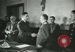 Standbild Deutschland Signieren von Dokumenten der bedingungslosen Kapitulation Deutschland, 1945, aus Sekunde 47 historischem Filmmaterial Videoclip 65675059357