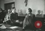 Standbild Deutschland Signieren von Dokumenten der bedingungslosen Kapitulation Deutschland, 1945, aus Sekunde 48 historischem Filmmaterial Videoclip 65675059357