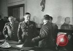 Standbild Deutschland Signieren von Dokumenten der bedingungslosen Kapitulation Deutschland, 1945, aus Sekunde 49 historischem Filmmaterial Videoclip 65675059357
