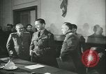 Standbild Deutschland Signieren von Dokumenten der bedingungslosen Kapitulation Deutschland, 1945, aus Sekunde 50 historischem Filmmaterial Videoclip 65675059357
