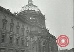 Standbild Deutschland Signieren von Dokumenten der bedingungslosen Kapitulation Deutschland, 1945, aus Sekunde 51 historischem Filmmaterial Videoclip 65675059357