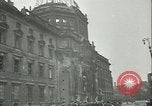 Standbild Deutschland Signieren von Dokumenten der bedingungslosen Kapitulation Deutschland, 1945, aus Sekunde 52 historischem Filmmaterial Videoclip 65675059357