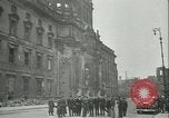 Standbild Deutschland Signieren von Dokumenten der bedingungslosen Kapitulation Deutschland, 1945, aus Sekunde 53 historischem Filmmaterial Videoclip 65675059357