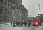 Standbild Deutschland Signieren von Dokumenten der bedingungslosen Kapitulation Deutschland, 1945, aus Sekunde 54 historischem Filmmaterial Videoclip 65675059357