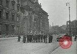 Standbild Deutschland Signieren von Dokumenten der bedingungslosen Kapitulation Deutschland, 1945, aus Sekunde 55 historischem Filmmaterial Videoclip 65675059357