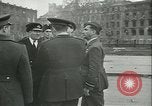 Standbild Deutschland Signieren von Dokumenten der bedingungslosen Kapitulation Deutschland, 1945, aus Sekunde 57 historischem Filmmaterial Videoclip 65675059357