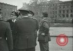 Standbild Deutschland Signieren von Dokumenten der bedingungslosen Kapitulation Deutschland, 1945, aus Sekunde 58 historischem Filmmaterial Videoclip 65675059357