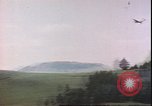 Standbild US Air Forces Flugzeuge bombardieren Deutsche befestigte Anhöhe Deutschland, 1945, aus Sekunde 3 historischem Filmmaterial Videoclip 65675059361