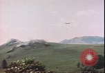 Standbild US Air Forces Flugzeuge bombardieren Deutsche befestigte Anhöhe Deutschland, 1945, aus Sekunde 4 historischem Filmmaterial Videoclip 65675059361