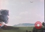 Standbild US Air Forces Flugzeuge bombardieren Deutsche befestigte Anhöhe Deutschland, 1945, aus Sekunde 10 historischem Filmmaterial Videoclip 65675059361