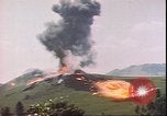 Standbild US Air Forces Flugzeuge bombardieren Deutsche befestigte Anhöhe Deutschland, 1945, aus Sekunde 12 historischem Filmmaterial Videoclip 65675059361