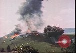 Standbild US Air Forces Flugzeuge bombardieren Deutsche befestigte Anhöhe Deutschland, 1945, aus Sekunde 15 historischem Filmmaterial Videoclip 65675059361