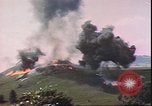 Standbild US Air Forces Flugzeuge bombardieren Deutsche befestigte Anhöhe Deutschland, 1945, aus Sekunde 18 historischem Filmmaterial Videoclip 65675059361
