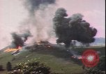 Standbild US Air Forces Flugzeuge bombardieren Deutsche befestigte Anhöhe Deutschland, 1945, aus Sekunde 19 historischem Filmmaterial Videoclip 65675059361