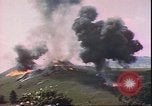Standbild US Air Forces Flugzeuge bombardieren Deutsche befestigte Anhöhe Deutschland, 1945, aus Sekunde 20 historischem Filmmaterial Videoclip 65675059361
