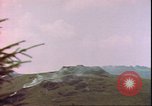 Standbild US Air Forces Flugzeuge bombardieren Deutsche befestigte Anhöhe Deutschland, 1945, aus Sekunde 36 historischem Filmmaterial Videoclip 65675059361