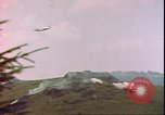 Standbild US Air Forces Flugzeuge bombardieren Deutsche befestigte Anhöhe Deutschland, 1945, aus Sekunde 37 historischem Filmmaterial Videoclip 65675059361