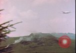 Standbild US Air Forces Flugzeuge bombardieren Deutsche befestigte Anhöhe Deutschland, 1945, aus Sekunde 38 historischem Filmmaterial Videoclip 65675059361