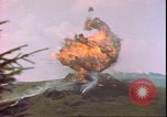 Standbild US Air Forces Flugzeuge bombardieren Deutsche befestigte Anhöhe Deutschland, 1945, aus Sekunde 40 historischem Filmmaterial Videoclip 65675059361