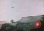 Standbild US Air Forces Flugzeuge bombardieren Deutsche befestigte Anhöhe Deutschland, 1945, aus Sekunde 45 historischem Filmmaterial Videoclip 65675059361