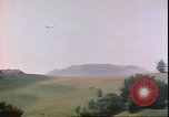 Standbild US Air Forces Flugzeuge bombardieren Deutsche befestigte Anhöhe Deutschland, 1945, aus Sekunde 46 historischem Filmmaterial Videoclip 65675059361
