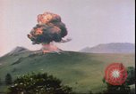 Standbild US Air Forces Flugzeuge bombardieren Deutsche befestigte Anhöhe Deutschland, 1945, aus Sekunde 50 historischem Filmmaterial Videoclip 65675059361