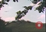 Standbild US Air Forces Flugzeuge bombardieren Deutsche befestigte Anhöhe Deutschland, 1945, aus Sekunde 60 historischem Filmmaterial Videoclip 65675059361