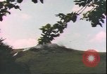 Standbild US Air Forces Flugzeuge bombardieren Deutsche befestigte Anhöhe Deutschland, 1945, aus Sekunde 61 historischem Filmmaterial Videoclip 65675059361