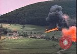Standbild USAAF P-47s drop Napalm auf deutschen militärischen Anlagen Deutschland, 1945, aus Sekunde 14 historischem Filmmaterial Videoclip 65675059363
