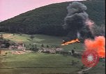 Standbild USAAF P-47s drop Napalm auf deutschen militärischen Anlagen Deutschland, 1945, aus Sekunde 15 historischem Filmmaterial Videoclip 65675059363