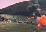 Standbild USAAF P-47s drop Napalm auf deutschen militärischen Anlagen Deutschland, 1945, aus Sekunde 16 historischem Filmmaterial Videoclip 65675059363