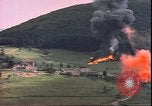 Standbild USAAF P-47s drop Napalm auf deutschen militärischen Anlagen Deutschland, 1945, aus Sekunde 17 historischem Filmmaterial Videoclip 65675059363