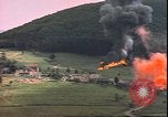 Standbild USAAF P-47s drop Napalm auf deutschen militärischen Anlagen Deutschland, 1945, aus Sekunde 18 historischem Filmmaterial Videoclip 65675059363