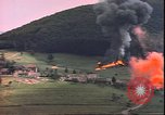 Standbild USAAF P-47s drop Napalm auf deutschen militärischen Anlagen Deutschland, 1945, aus Sekunde 19 historischem Filmmaterial Videoclip 65675059363