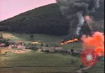 Standbild USAAF P-47s drop Napalm auf deutschen militärischen Anlagen Deutschland, 1945, aus Sekunde 21 historischem Filmmaterial Videoclip 65675059363