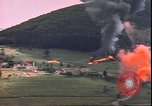 Standbild USAAF P-47s drop Napalm auf deutschen militärischen Anlagen Deutschland, 1945, aus Sekunde 22 historischem Filmmaterial Videoclip 65675059363