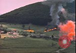 Standbild USAAF P-47s drop Napalm auf deutschen militärischen Anlagen Deutschland, 1945, aus Sekunde 26 historischem Filmmaterial Videoclip 65675059363