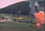 Standbild USAAF P-47s drop Napalm auf deutschen militärischen Anlagen Deutschland, 1945, aus Sekunde 29 historischem Filmmaterial Videoclip 65675059363