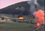 Standbild USAAF P-47s drop Napalm auf deutschen militärischen Anlagen Deutschland, 1945, aus Sekunde 34 historischem Filmmaterial Videoclip 65675059363