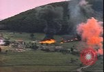 Standbild USAAF P-47s drop Napalm auf deutschen militärischen Anlagen Deutschland, 1945, aus Sekunde 39 historischem Filmmaterial Videoclip 65675059363