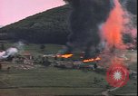 Standbild USAAF P-47s drop Napalm auf deutschen militärischen Anlagen Deutschland, 1945, aus Sekunde 60 historischem Filmmaterial Videoclip 65675059363