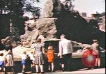 Standbild beschädigt Tiergarten Berlin Deutschland, 1945, aus Sekunde 26 historischem Filmmaterial Videoclip 65675059364
