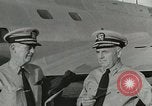 Immagine di Generale MacArthur conferisce con Admirals Kinkaid e van gancio Brisbane Australia, 1944, secondo 14 filmato di repertorio 65675059383