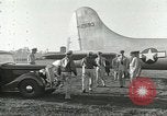 Immagine di Generale MacArthur conferisce con Admirals Kinkaid e van gancio Brisbane Australia, 1944, secondo 36 filmato di repertorio 65675059383