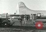 Immagine di Generale MacArthur conferisce con Admirals Kinkaid e van gancio Brisbane Australia, 1944, secondo 37 filmato di repertorio 65675059383