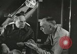 Immagine di Generale MacArthur conferisce con Admirals Kinkaid e van gancio Brisbane Australia, 1944, secondo 51 filmato di repertorio 65675059383
