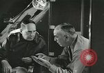 Immagine di Generale MacArthur conferisce con Admirals Kinkaid e van gancio Brisbane Australia, 1944, secondo 60 filmato di repertorio 65675059383