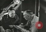 Immagine di Generale MacArthur conferisce con Admirals Kinkaid e van gancio Brisbane Australia, 1944, secondo 61 filmato di repertorio 65675059383